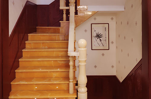 兴山中式别墅室内汉白玉石楼梯的定制安装装饰效果